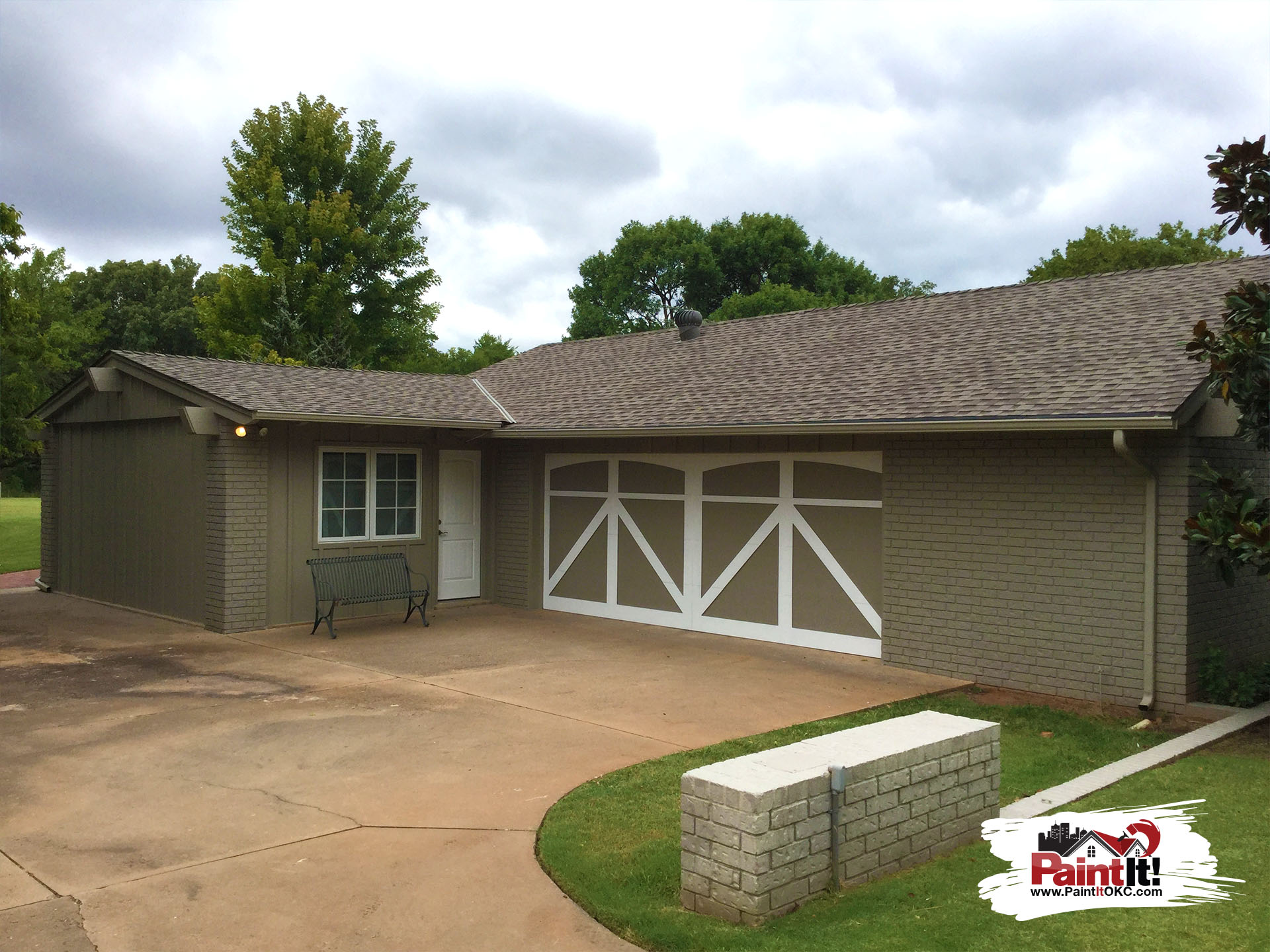 A fresh exterior painting in Edmond, OK that shows the skills of Paint It OKC.
